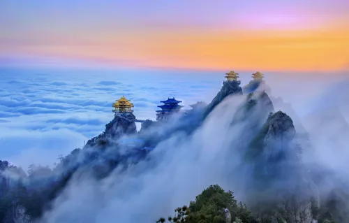 云海中的金顶道观群
