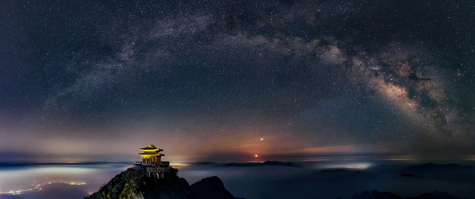 星空下的老君山金顶