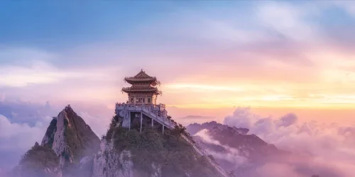 霞光中的老君山峰顶楼阁