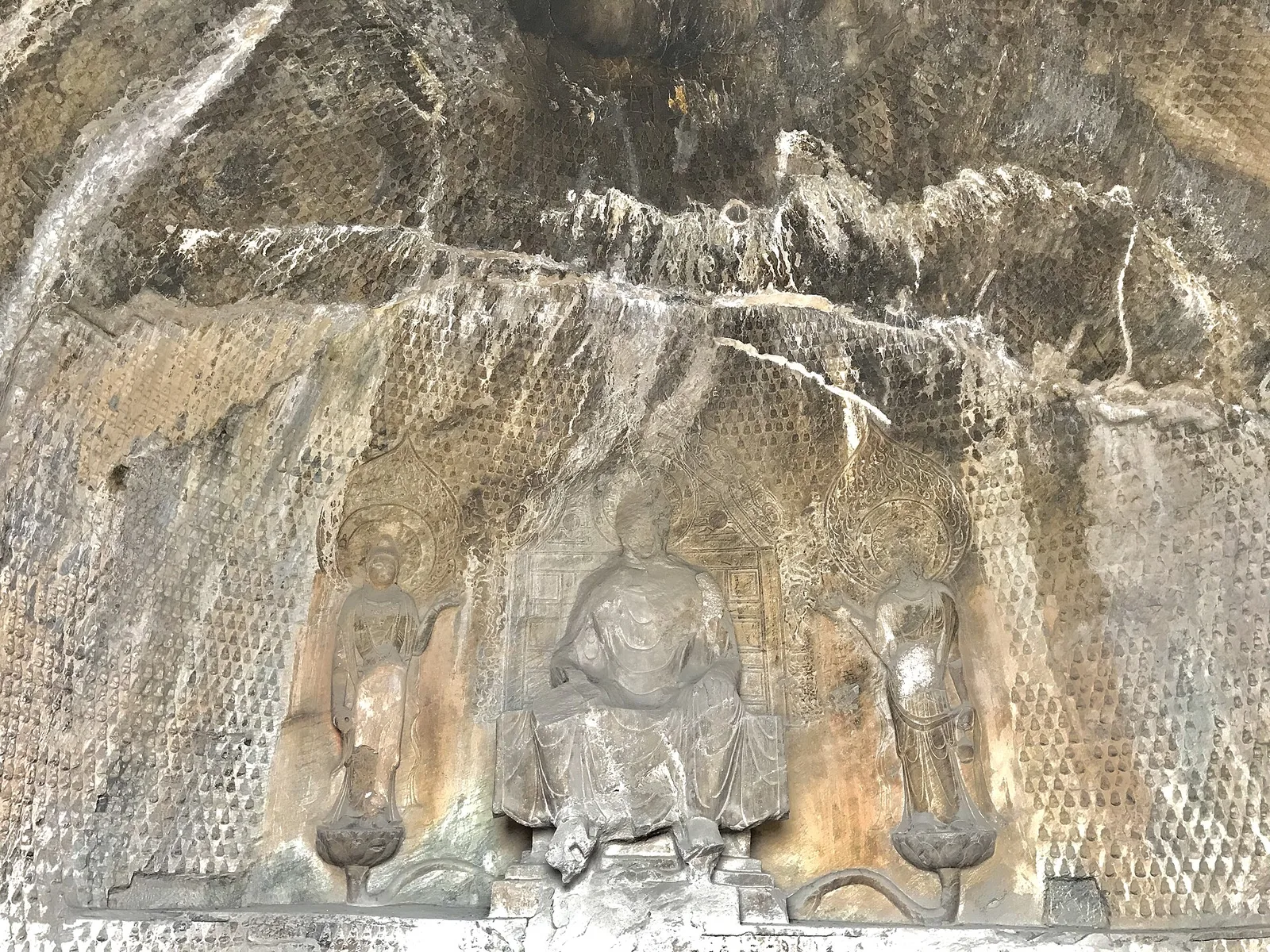 龙门石窟密集洞窟