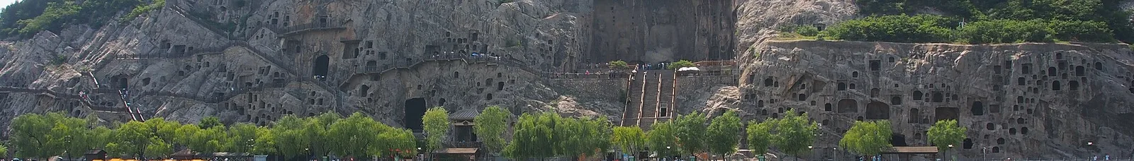 伊河岸边的龙门石窟西山崖壁