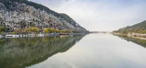 伊河与龙门西山全景
