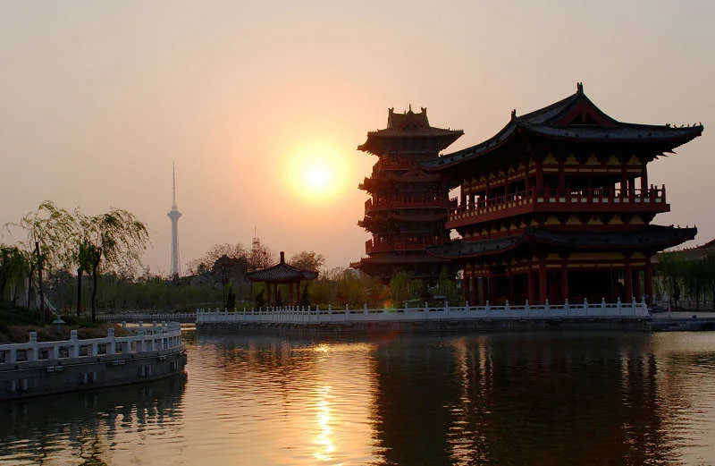 夕阳下的清明上河园